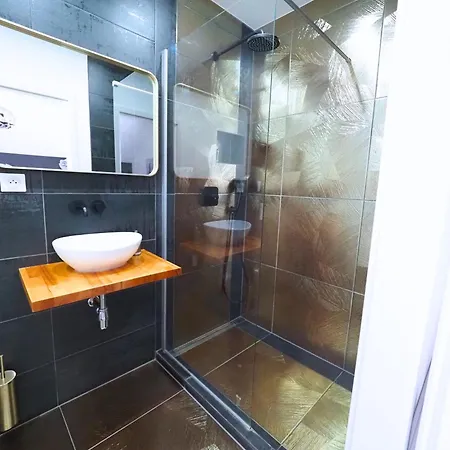 Apartment La Marilyn By Leslodgespa - Confort De Gamme, Salle De Bain Privee, Jardin Et Cuisine Commune, A 5 Minutes De L'aeroport