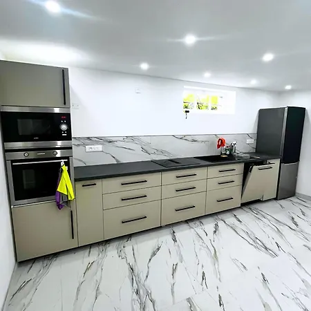 Apartment La Marilyn By Leslodgespa - Confort De Gamme, Salle De Bain Privee, Jardin Et Cuisine Commune, A 5 Minutes De L'aeroport