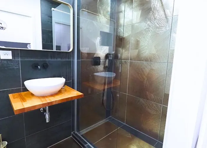 Апартаменты La Marilyn By Leslodgespa - Confort De Gamme, Salle De Bain Privee, Jardin Et Cuisine Commune, A 5 Minutes De L'aeroport