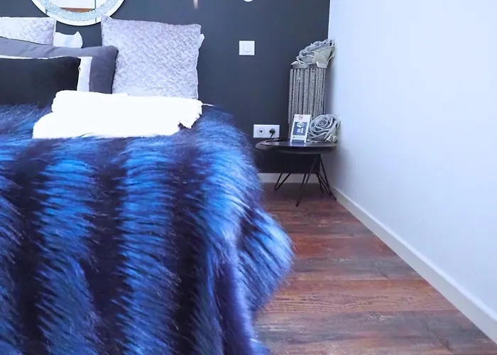 La Marilyn By Leslodgespa - Confort De Gamme, Salle De Bain Privee, Jardin Et Cuisine Commune, A 5 Minutes De L'aeroport Apartment