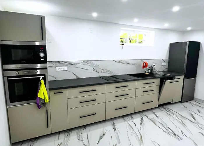 Apartment La Marilyn By Leslodgespa - Confort De Gamme, Salle De Bain Privee, Jardin Et Cuisine Commune, A 5 Minutes De L'aeroport